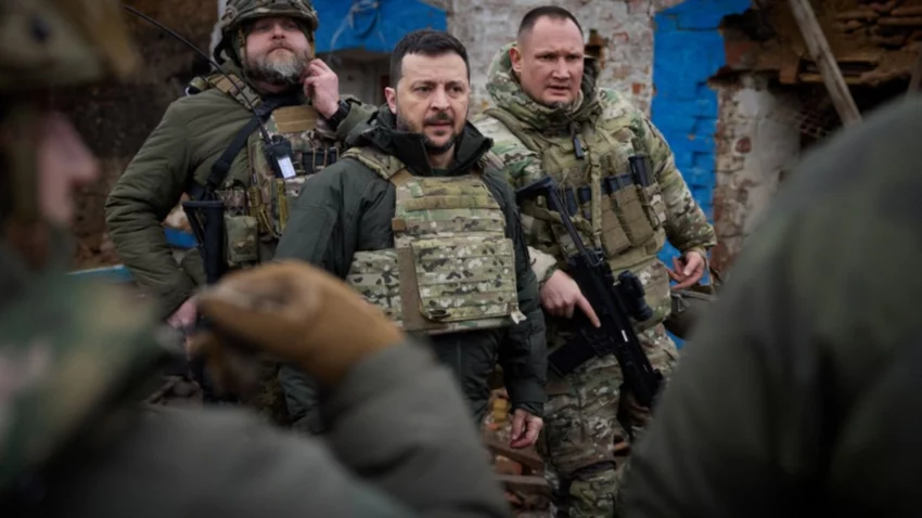 Ucrania: Zelensky echó al general de las Fuerzas Armadas