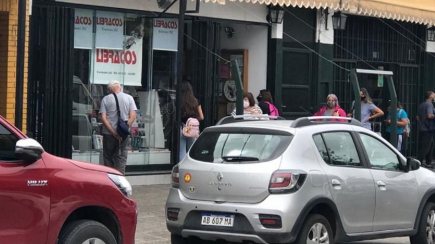 La lluvia complicó la situación de una histórica librería