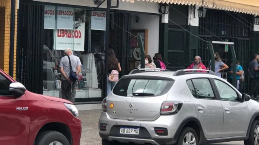 La lluvia complicó la situación de una histórica librería