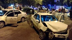 Un clásico: autos estacionados y chocados en Cipolletti