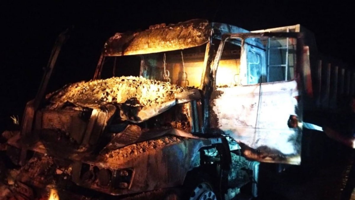 Sintió una falla mecánica, frenó y se le prendió fuego el camión