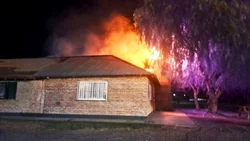 Incendiaron el salón comunitario de Valle Azul