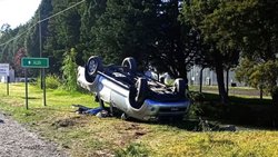 Borrachos, volcaron y terminaron con las ruedas para arriba