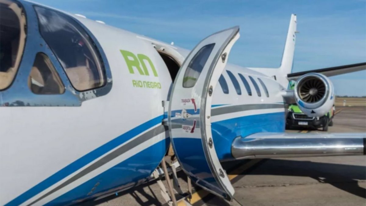 Cansado de los gastos en dólares, venderán el avión