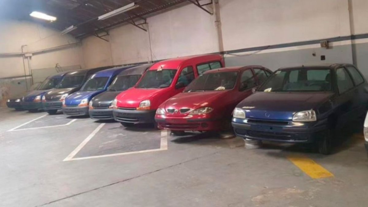 Apareció un galpón repleto de Renault 0KM que fueron furor en los 90