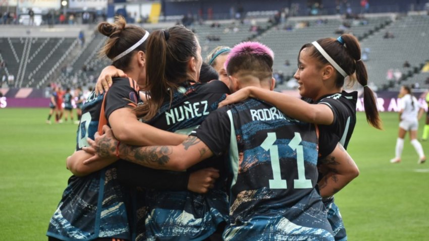 La Selección femenina goleó y se ilusiona con los cuartos