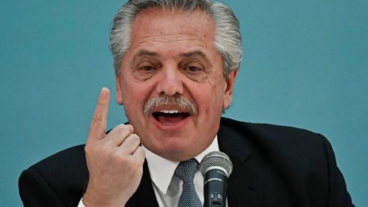 Denunciaron a Alberto Fernández por presunta malversación de fondos públicos