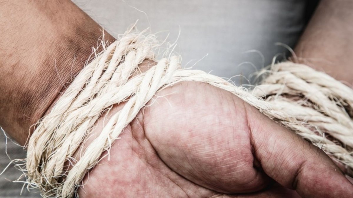 Torturaron a un hombre de 86 años para robarle