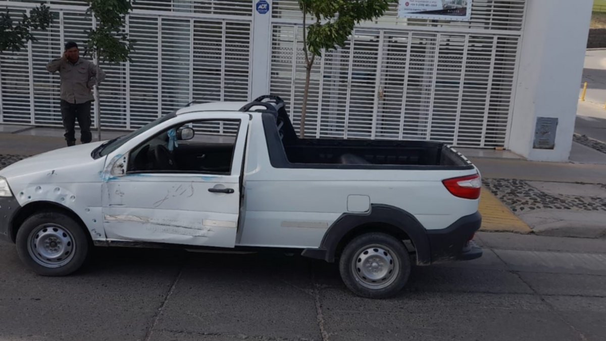 Tres heridos: una camioneta cruzó en rojo y chocó contra un colectivo