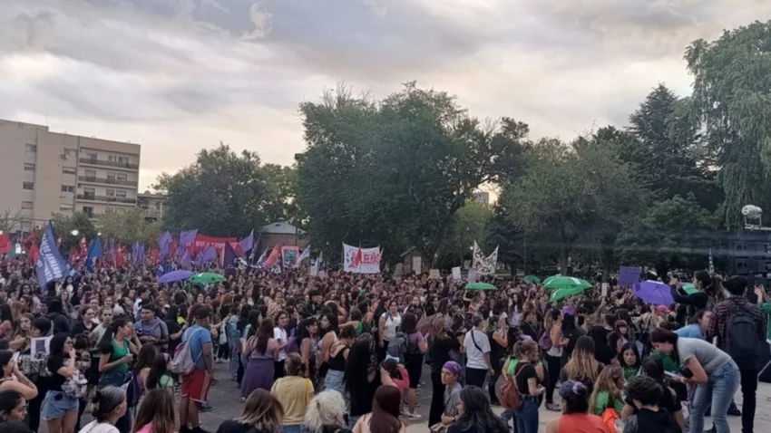 Multitudinaria convocatoria por el 8M en Neuquén Capital