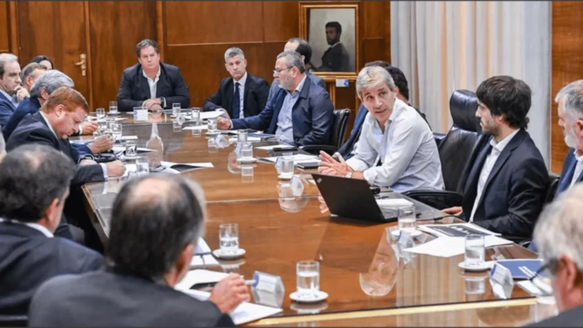 Caputo les pidió a los supermercados resistir a los aumentos de precios