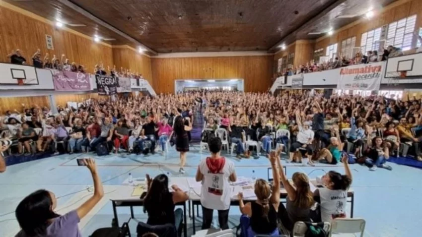 La pelea es por el control del sindicato de maestros