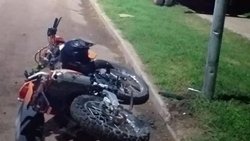 Iba distraído y se mató en su moto al chocar un poste