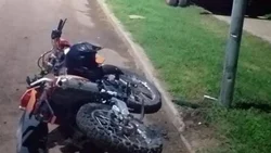 Iba distraído y se mató en su moto al chocar un poste