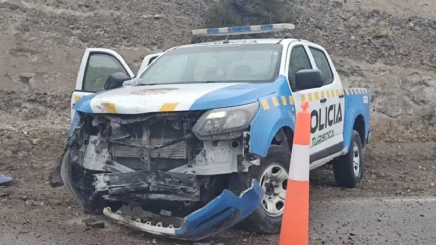 Un patrullero chocó contra la barda: dos policías heridos