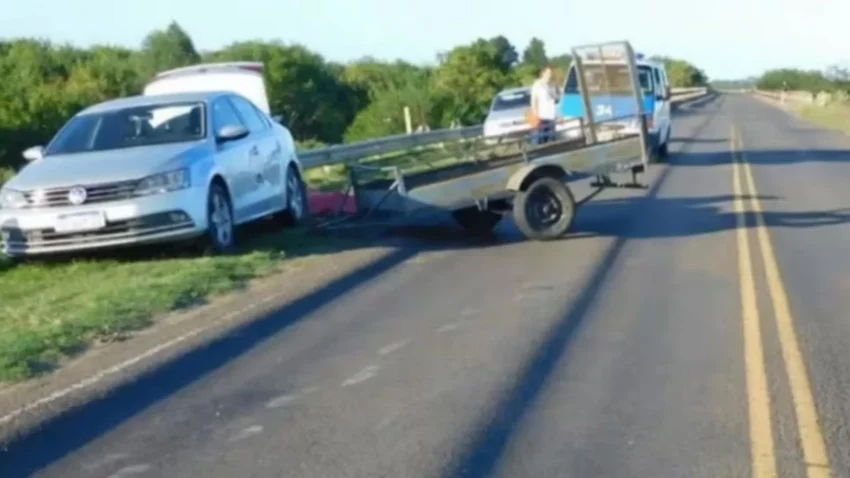 Una mujer murió al ser impactada por el tráiler de una camioneta