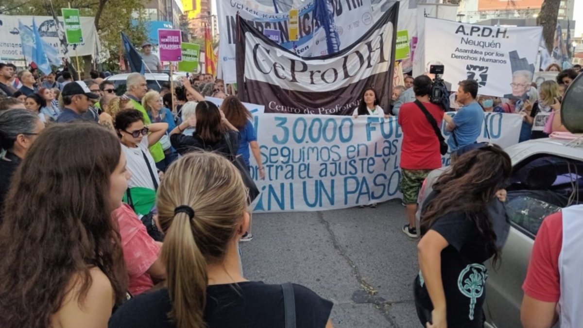 Multitudinaria marcha en Neuquén: "Ni un solo genocida"