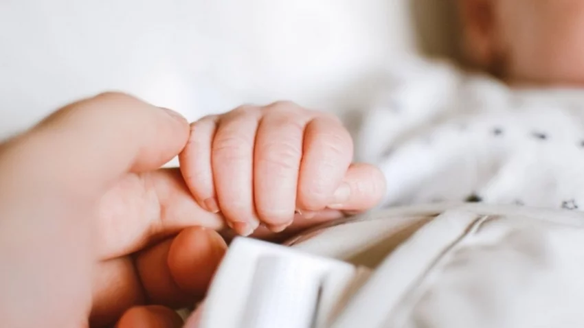Un bebé necesita de una familia solidaria