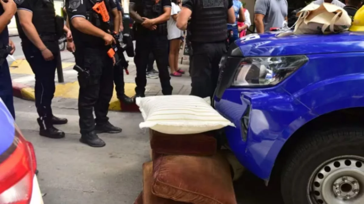 Saltó de un piso 7 con almohadas para huir de un robo y murió