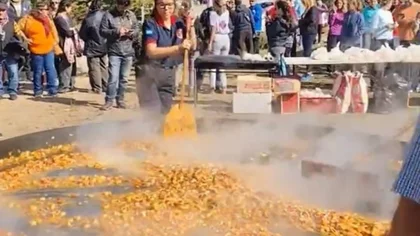 Así cocinan la paella gigante en Villa Pehuenia