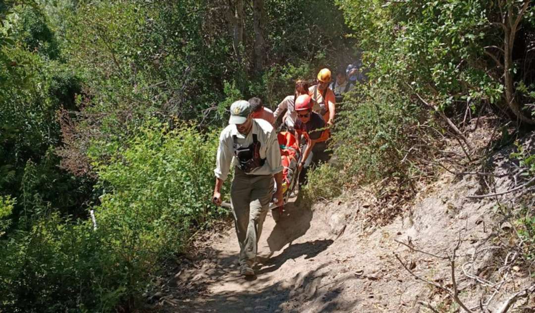Una joven cayó de un caballo en una excursión y debió ser rescatada en ...
