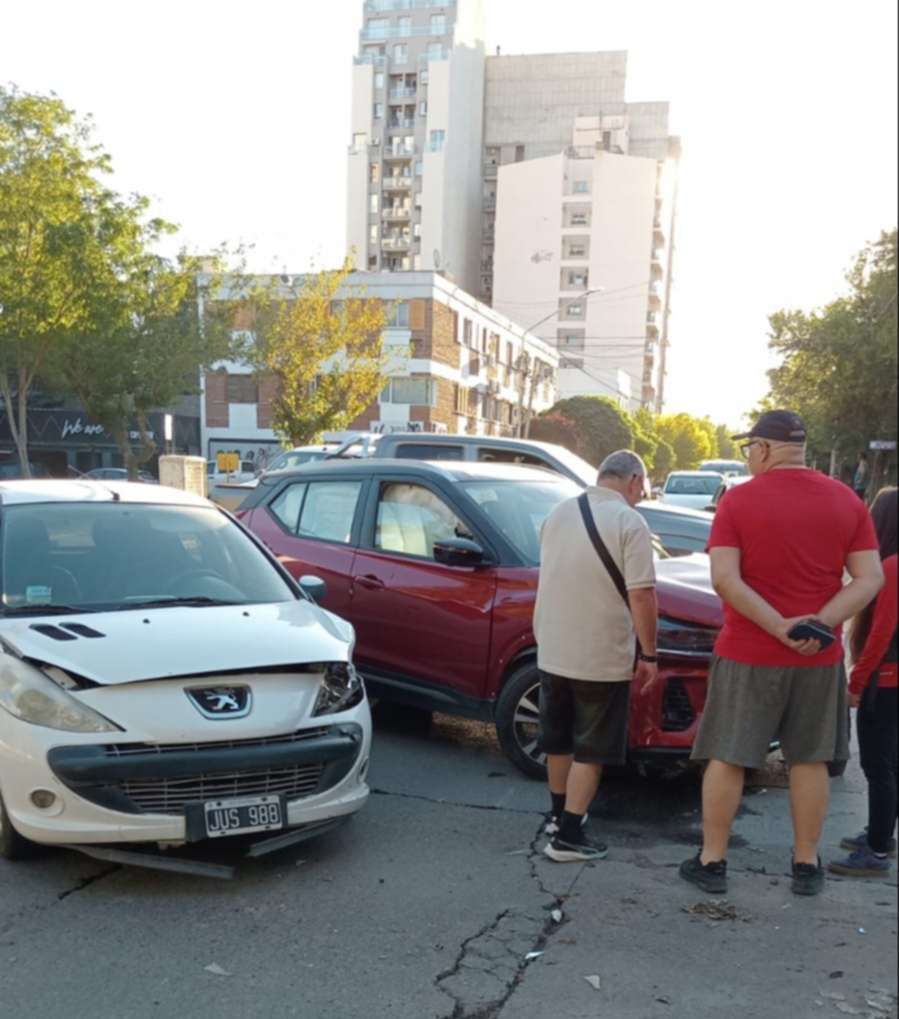 Choque en Neuquén: una mujer fue hospitalizada tras fuerte impacto