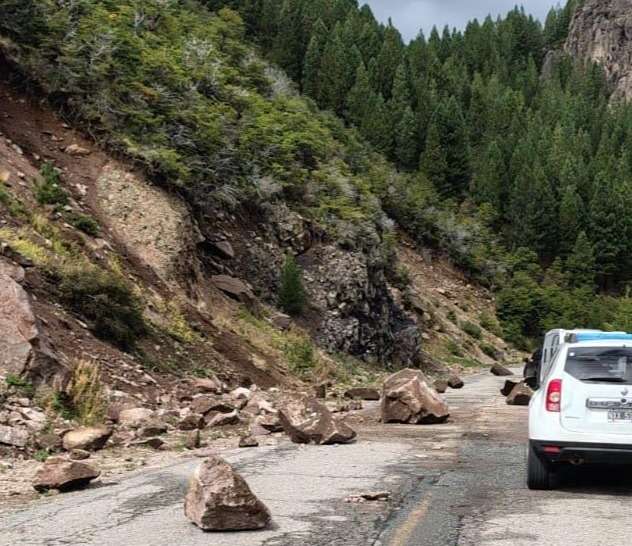 Interrupción del tránsito en Ruta 40 por desprendimiento de rocas
