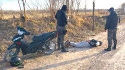 En una moto robada, quiso esquivar un control y lo agarraron a las cuadras