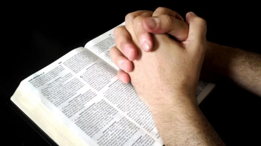 Leía la Biblia y su pareja le tiró aceite hirviendo