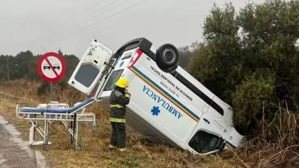 Una ambulancia trasladaba de urgencia a un nene y volcó en la ruta