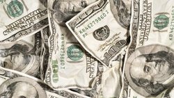 El Gobierno busca salir del cepo y quitó restricciones al dólar