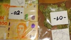 Le pegó a un policía después de que lo atraparan vendiendo droga en una moto robada