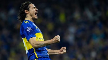 Con otro gol de Cavani y un hombre menos, Boca le ganó a Independiente del Valle y pasó a octavos
