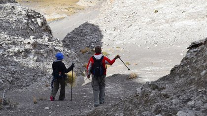 Invitan a vivir el senderismo geológico en el norte neuquino
