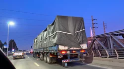 El camión pudo salir y se normaliza el tránsito en en el puente carretero