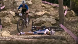 Video: el momento del terrible accidente de la ciclista francesa en los JJOO