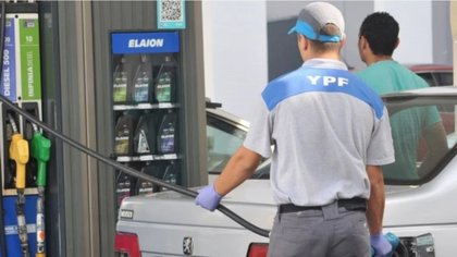 Cuándo vuelven a aumentar los combustibles en el país