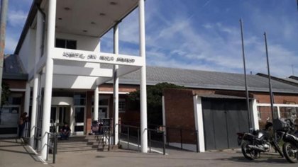 Solo en Argentina: fue a comprar droga, le dispararon y salió corriendo saltando en un pie