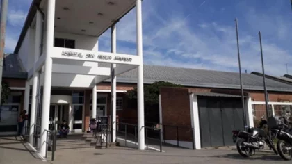 Solo en Argentina: fue a comprar droga, le dispararon y salió corriendo saltando en un pie