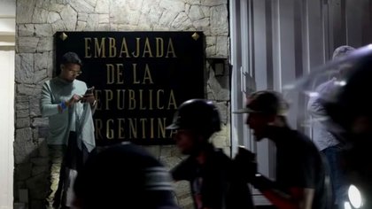 Diplomáticos irán a Portugal para volver a la Argentina