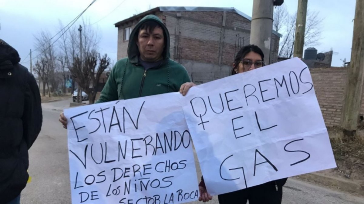 Vecinos cortaron calles para reclamar obra de gas en Neuquén
