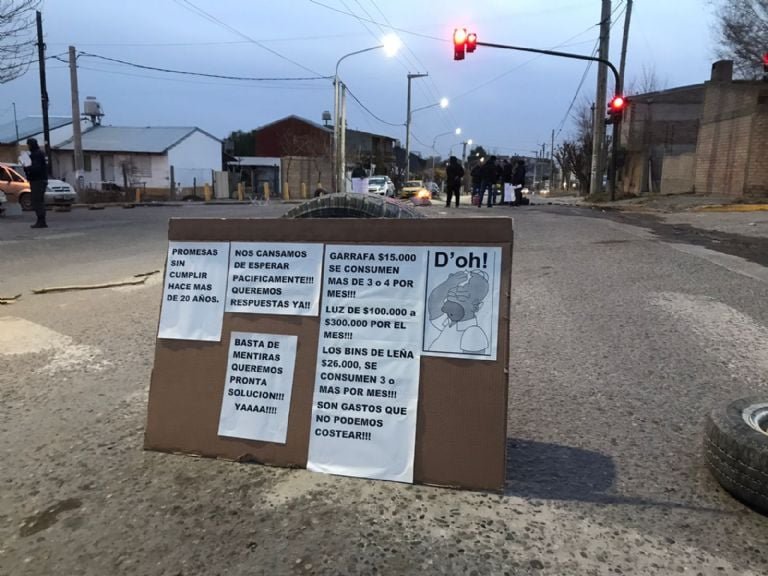Vecinos cortaron calles para reclamar obra de gas en Neuquén- Vecinos cortaron calles para reclamar obra de gas en Neuquén