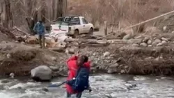 Enfermeras cruzaron el río en tirolesa para asistir a una mujer