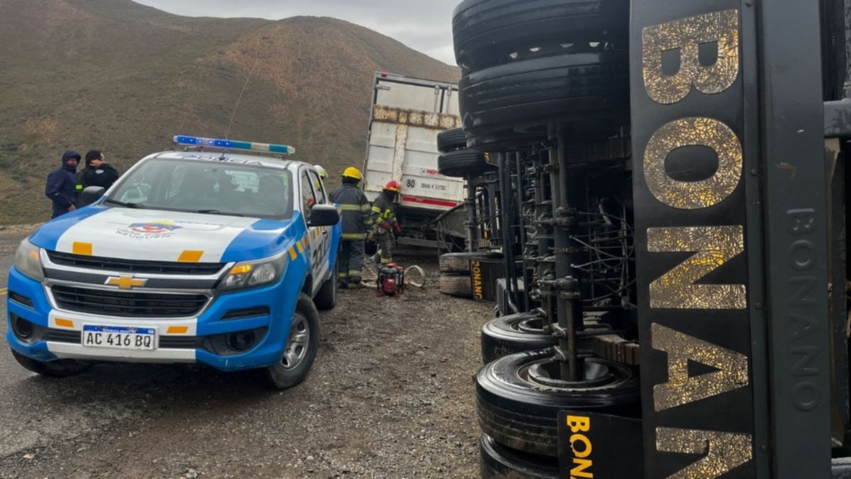 En fotos: el viento salvaje tumbó el acoplado de un camión en el norte neuquino