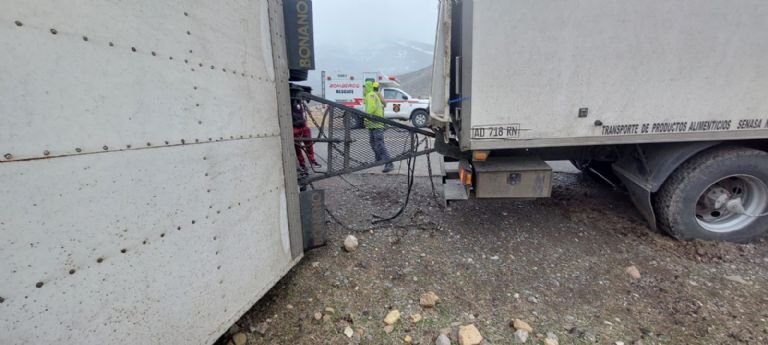 En fotos: el viento salvaje tumbó el acoplado de un camión en el norte neuquino