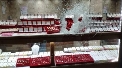 Delincuente se asustó por los gritos de la empleada y se olvidó el documento