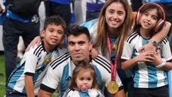 La esposa del neuquino Acuña salió a cruzar a medios de España