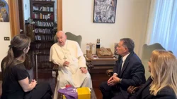 Qué dijo el papa Francisco de la foto de diputados libertarios con represores