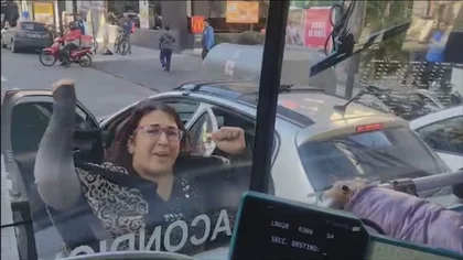 Video: una mujer tuvo un ataque de furia contra un colectivo y le reventó los vidrios