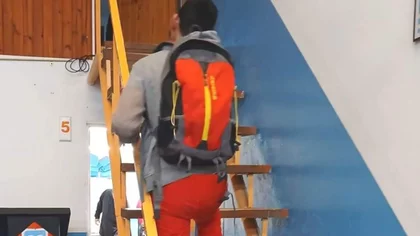 Joven con discapacidad tiene problemas para acceder al aula donde estudia
